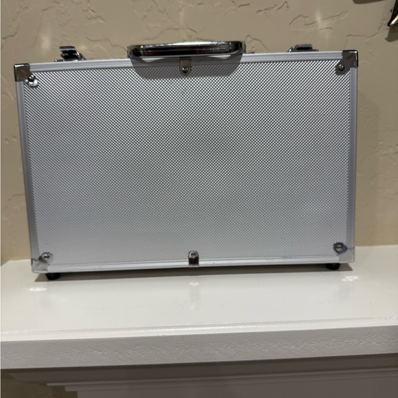 NWOT-Cardinal Texas Hold’ Em Poker-Tournament Chips, Dice, Cards, Aluminum Case - Picture 6 of 6